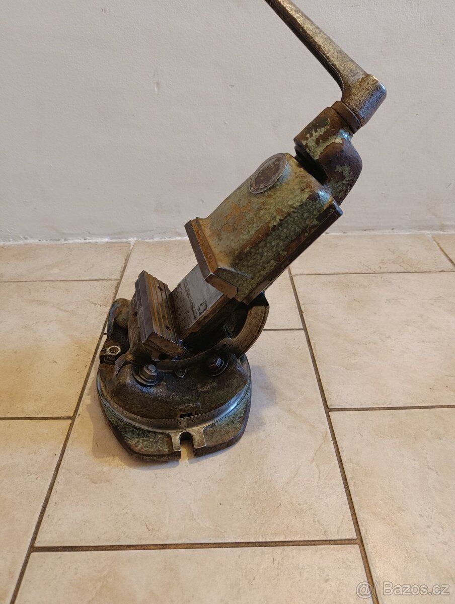 Svěrák strojní na frézu , vrtačku naklápěcí a otočný - 3