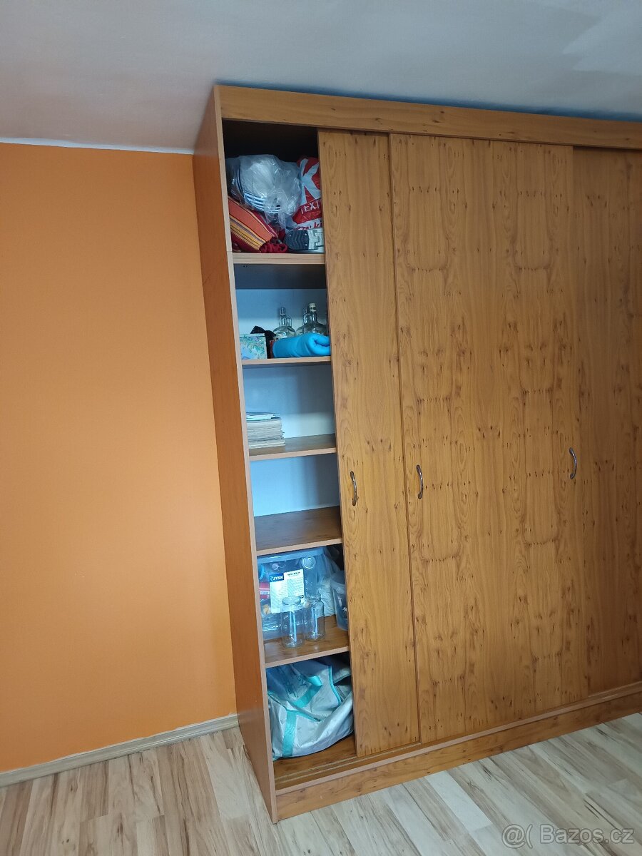 Velká šatní skříň. - 3