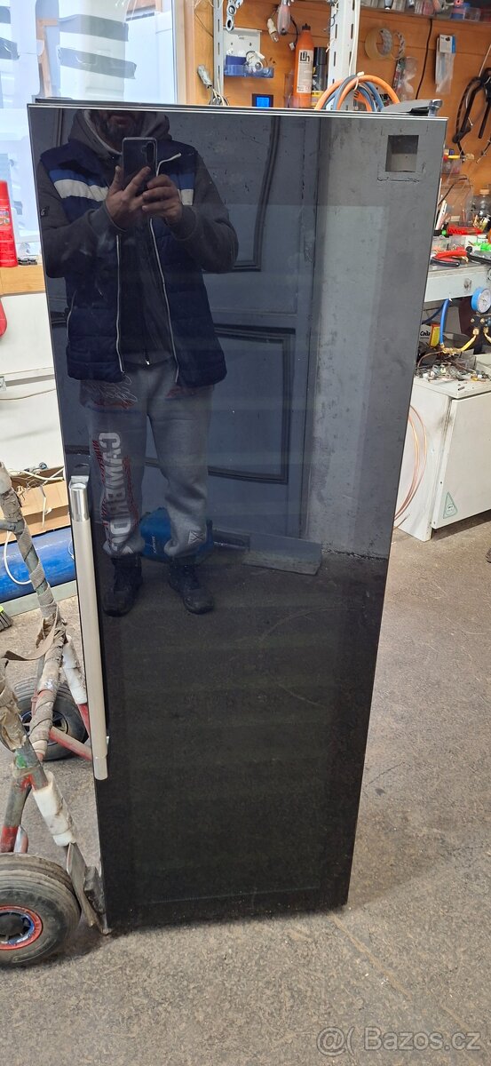 Prodám vinotéku výška 160 cm - 3
