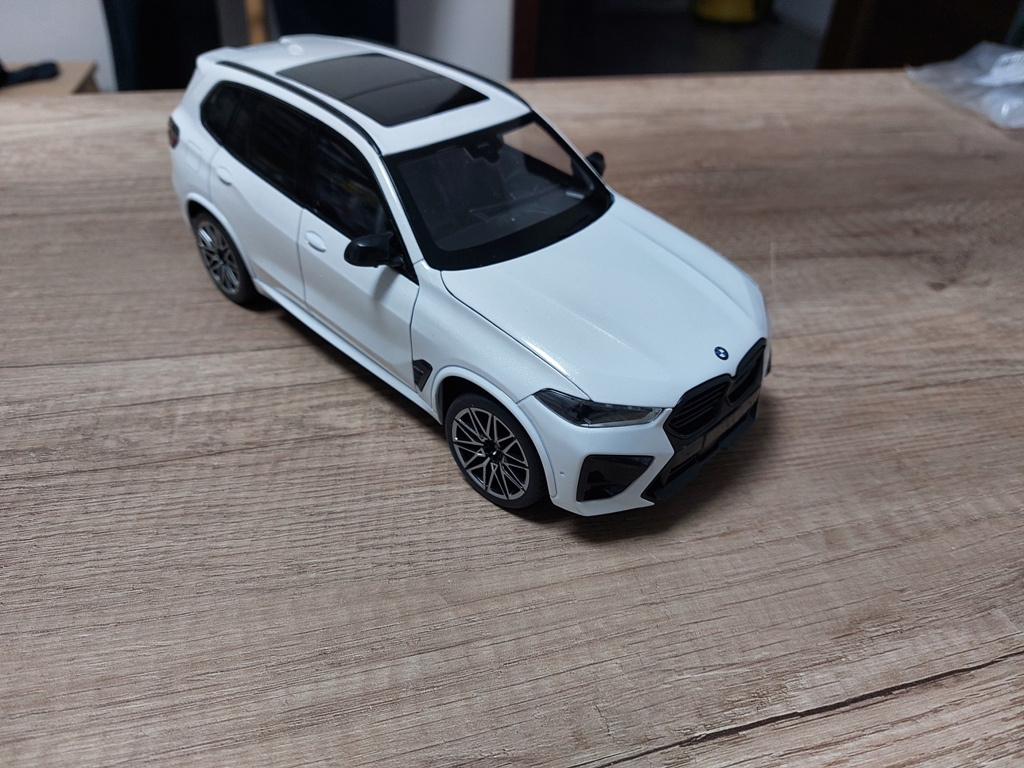 model auta BMW X5M F95 biela farba - 3