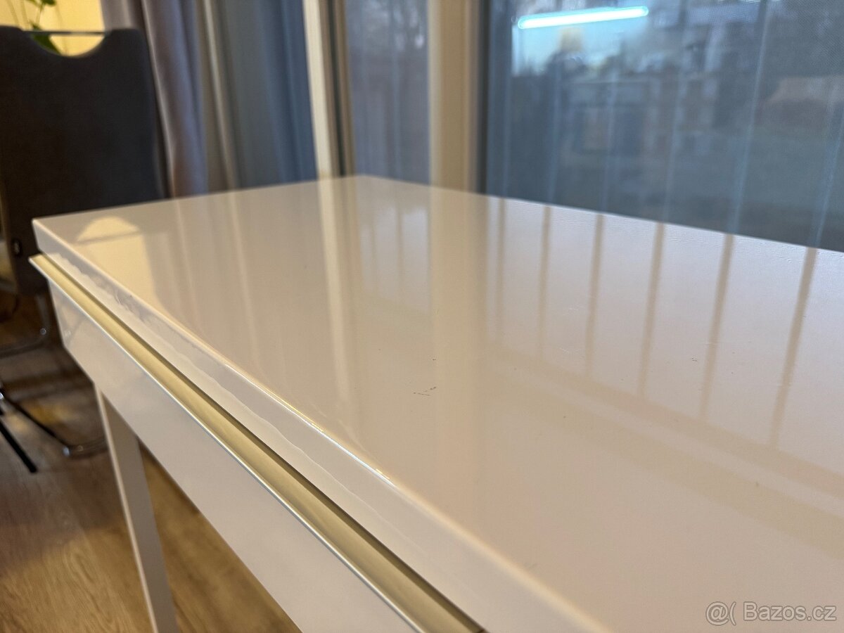 Psací stůl bílý + další drobný nábytek - 3