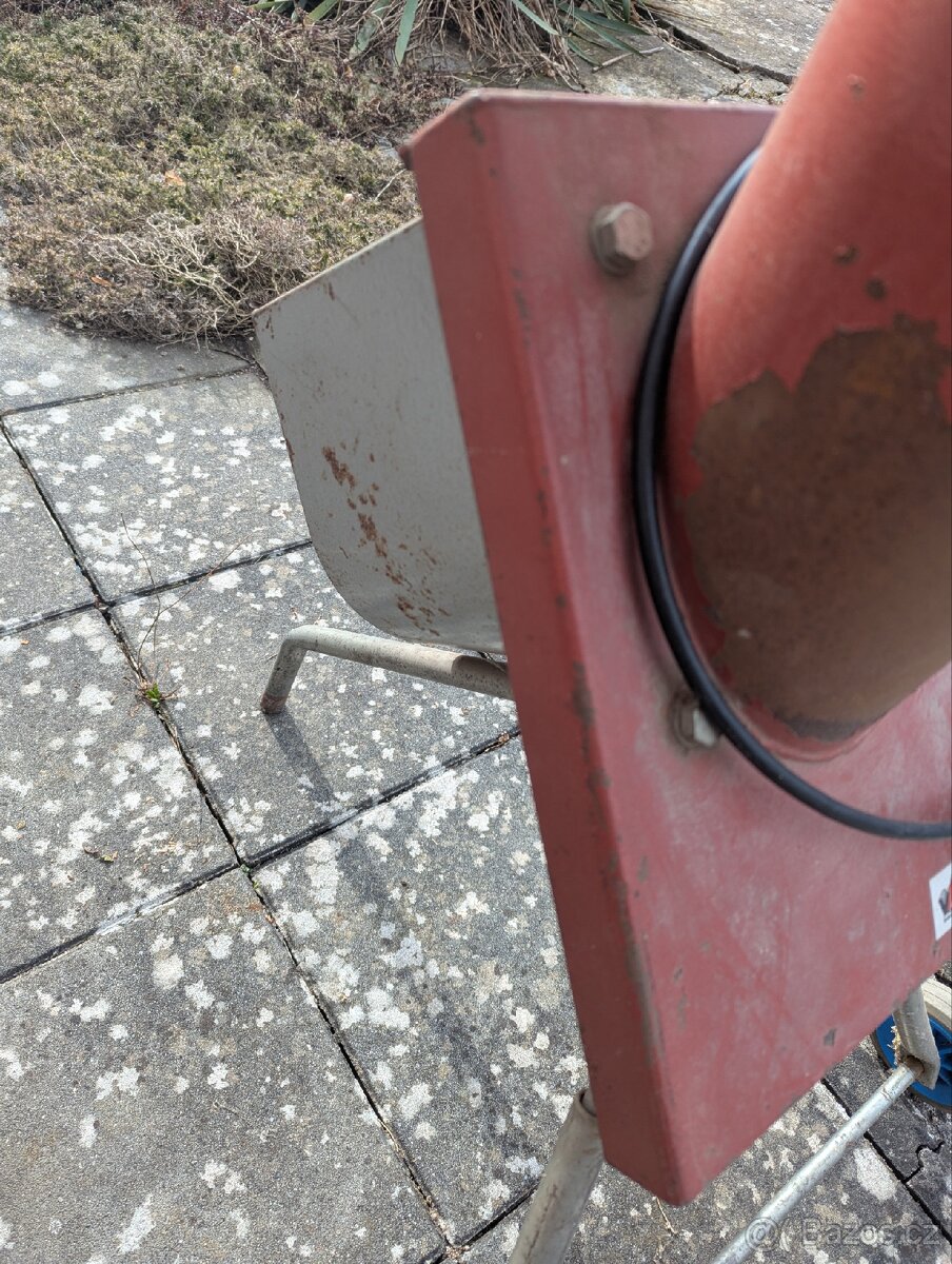 Shání tu nekdo drtič větví? - 3