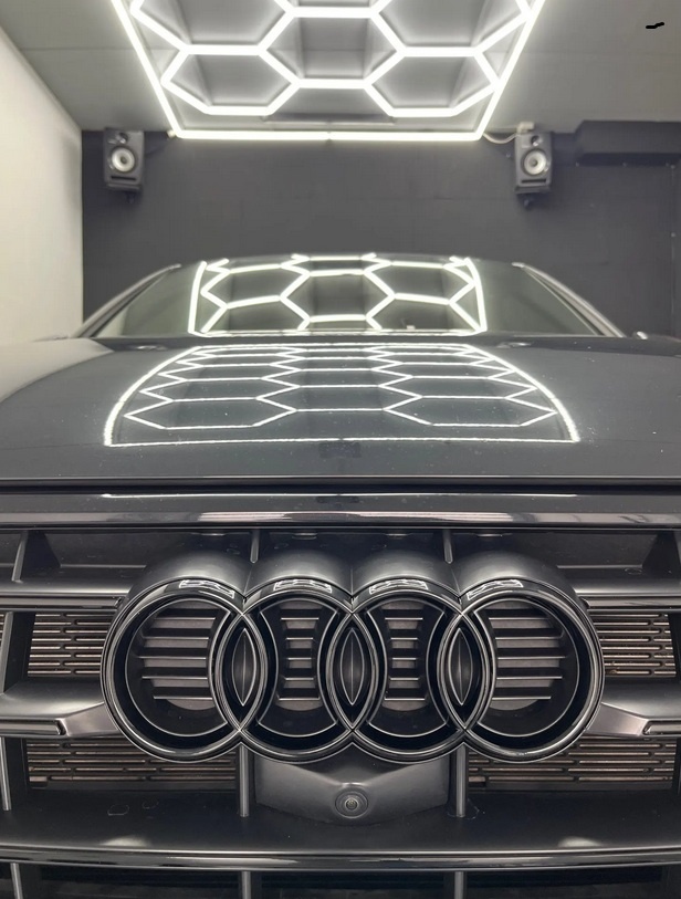 AUDI Čierne lesklé znaky - 3