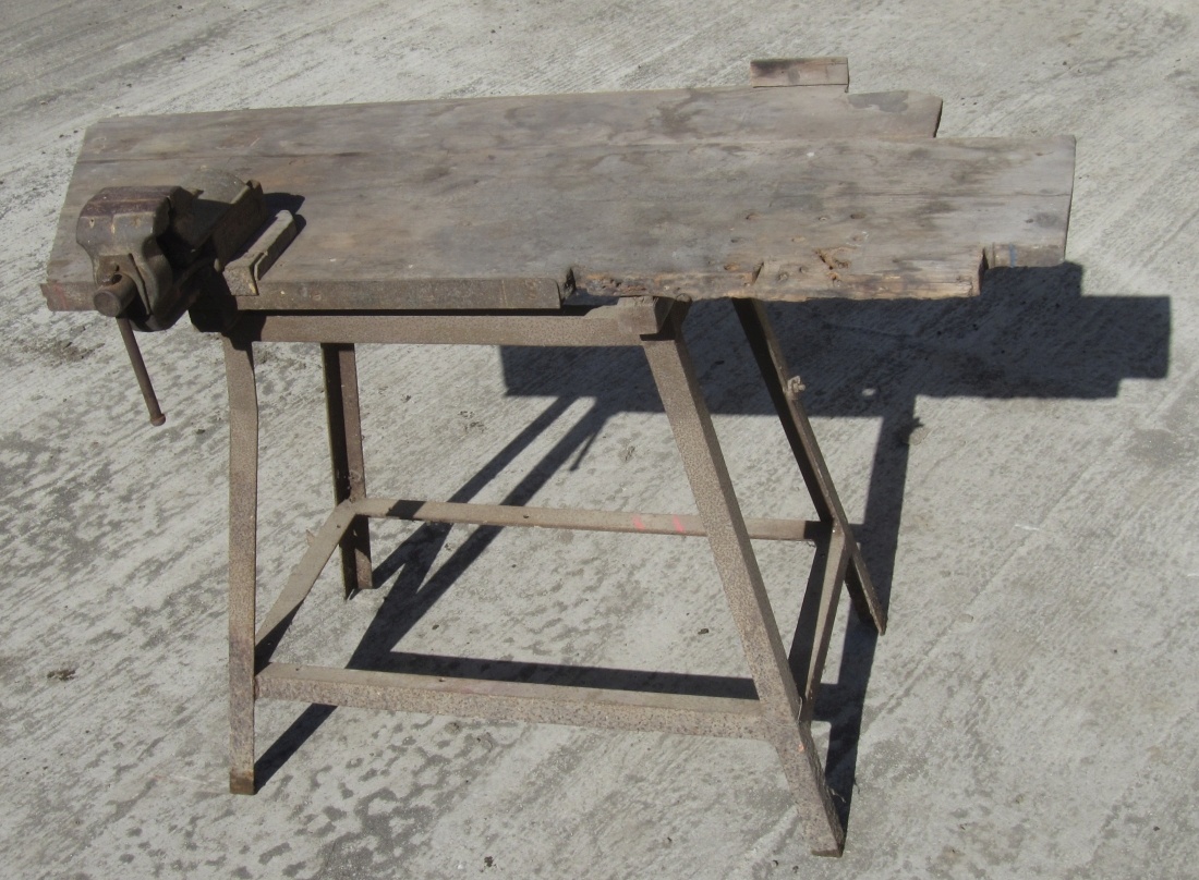 Starý dílenský ponk se svěrákem - 3