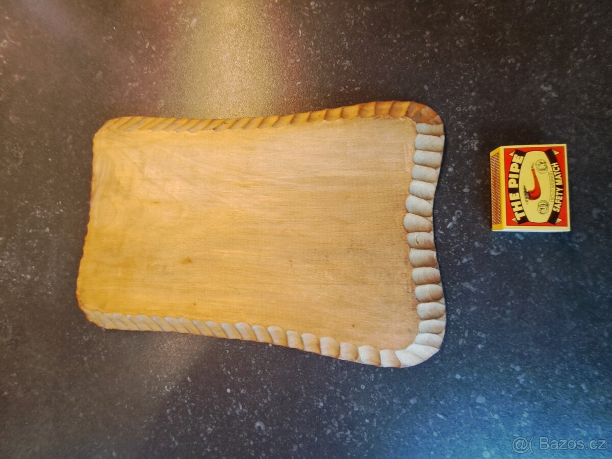 Starožitný dřevěný tácek, ručně vyřezávaný - levně - 3