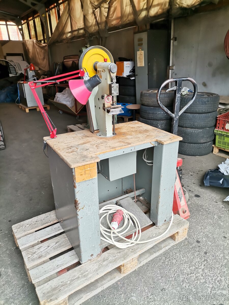 nýtovací stroj Sázavan - 3