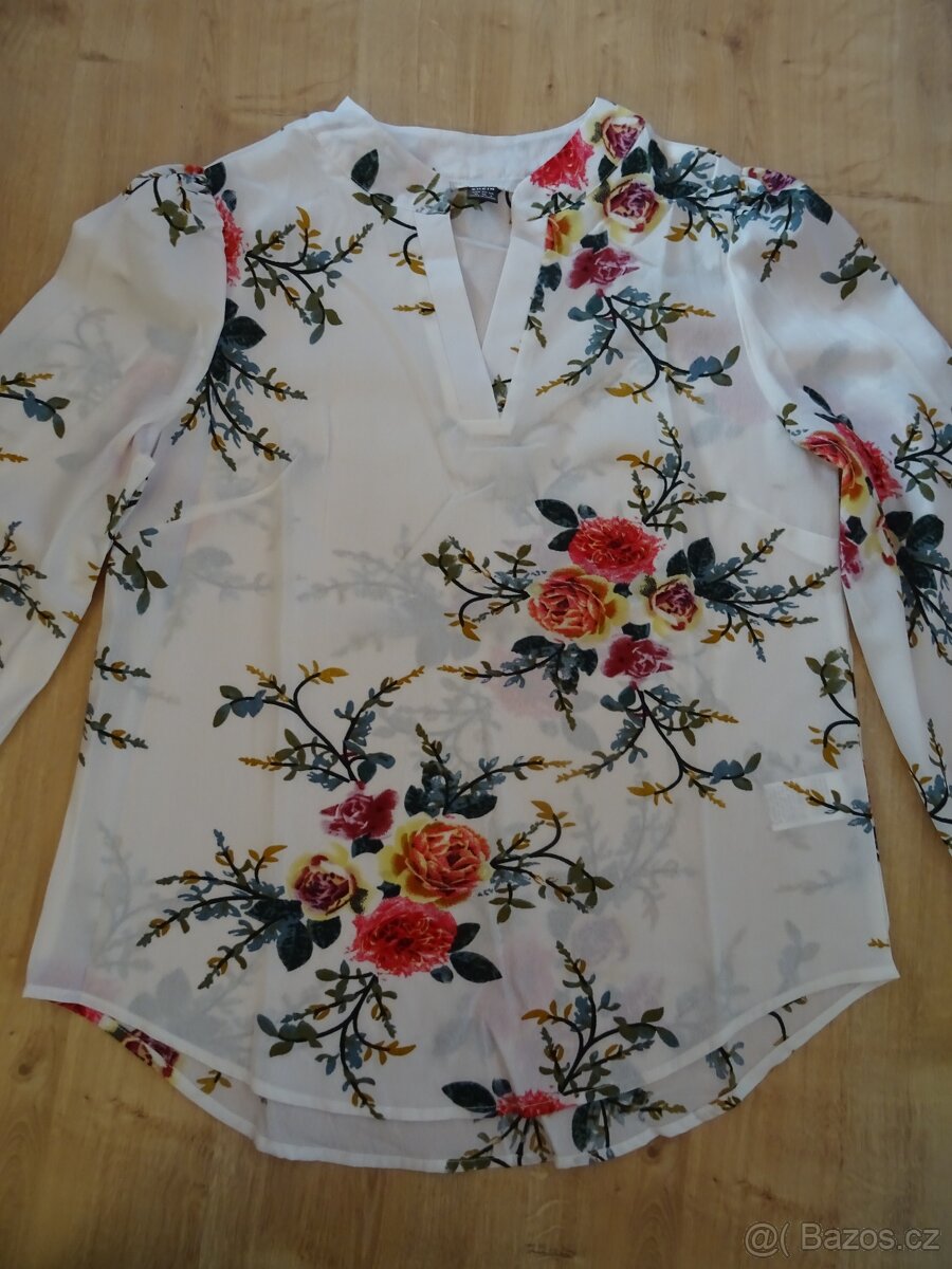 Bílá halenka s květy, dlouhý rukáv - nová, vel. M - 3