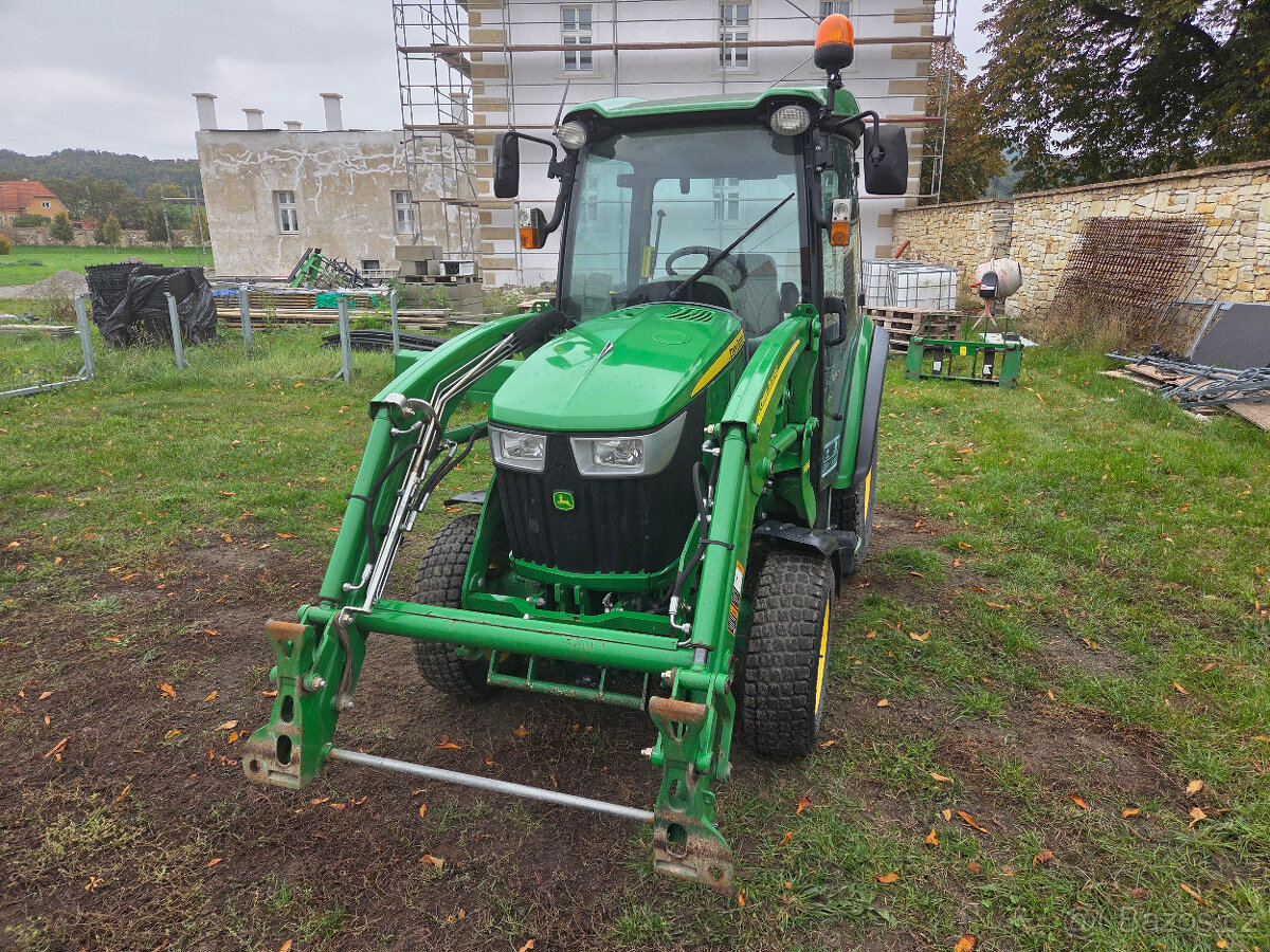 Traktor John Deere 3045R. - 3