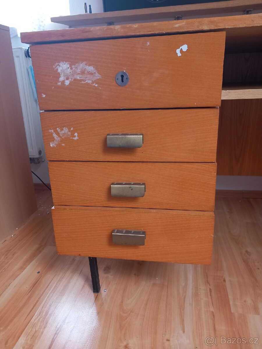 Pevný dřevěný stůl - 3