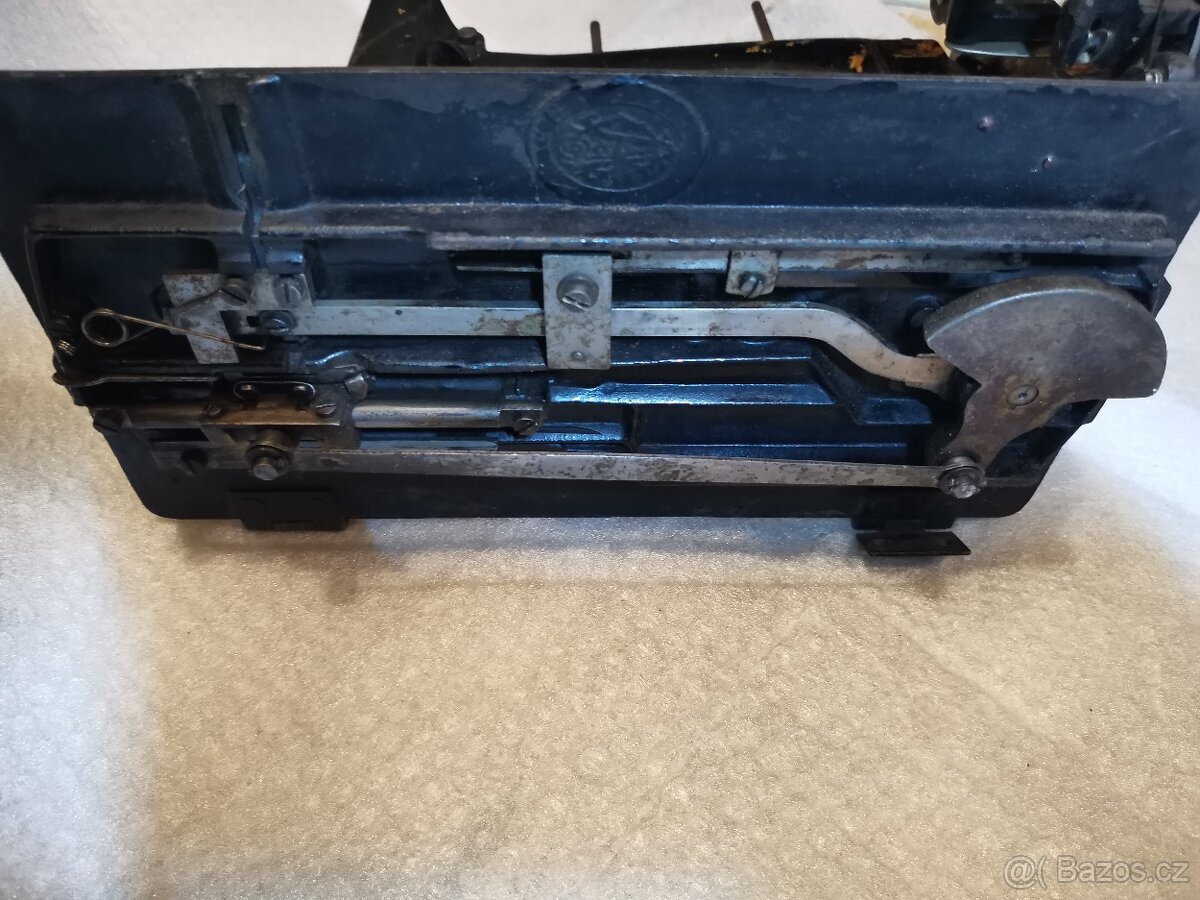 2x starý šicí stroj na ND - 3