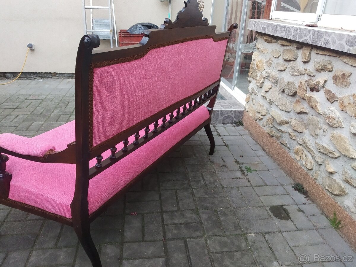 Starožitná sofa po renovaci. - 3