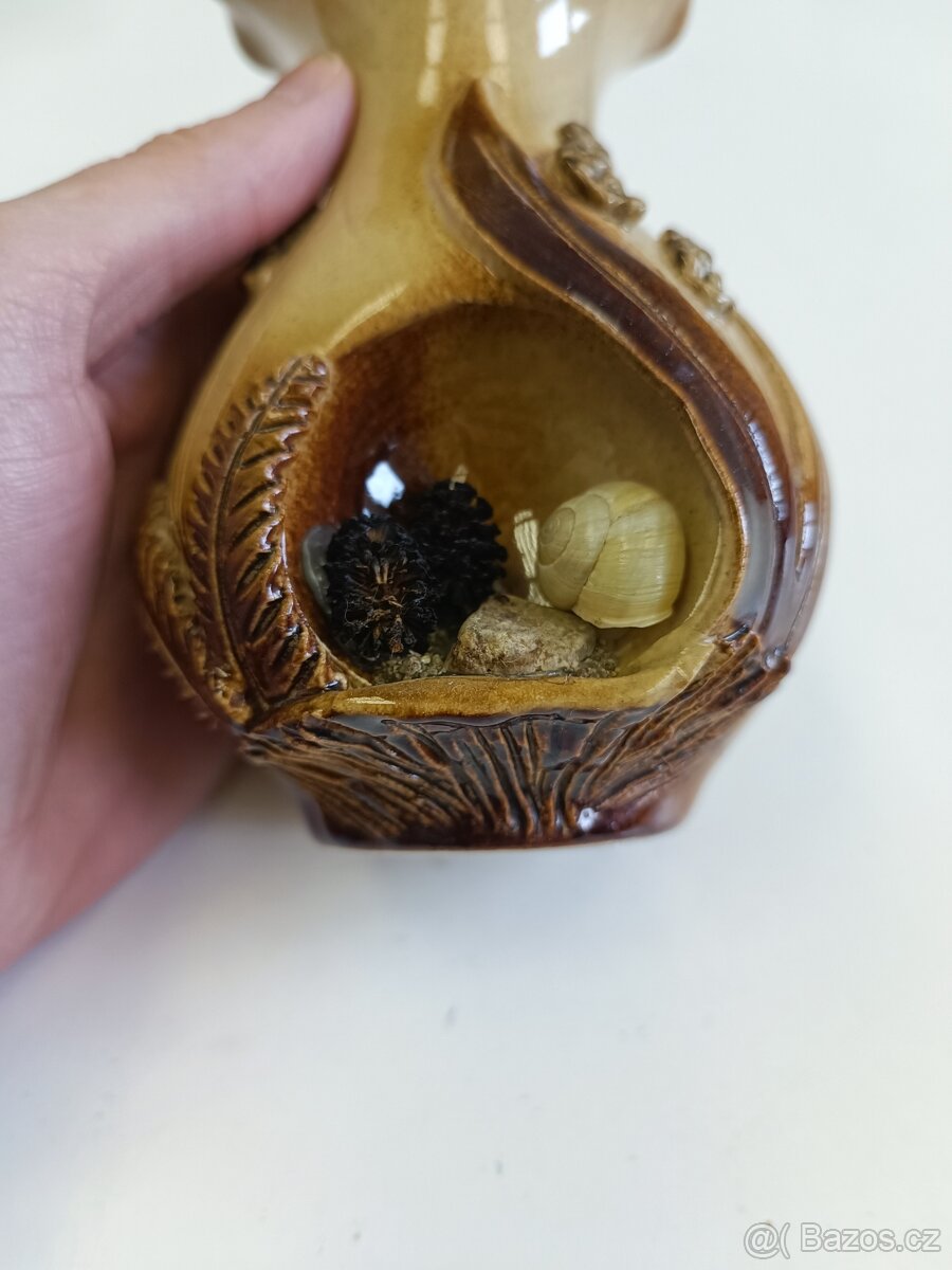 Keramická vázička s plastickým dekorem a „jeskyňkou“ - 3