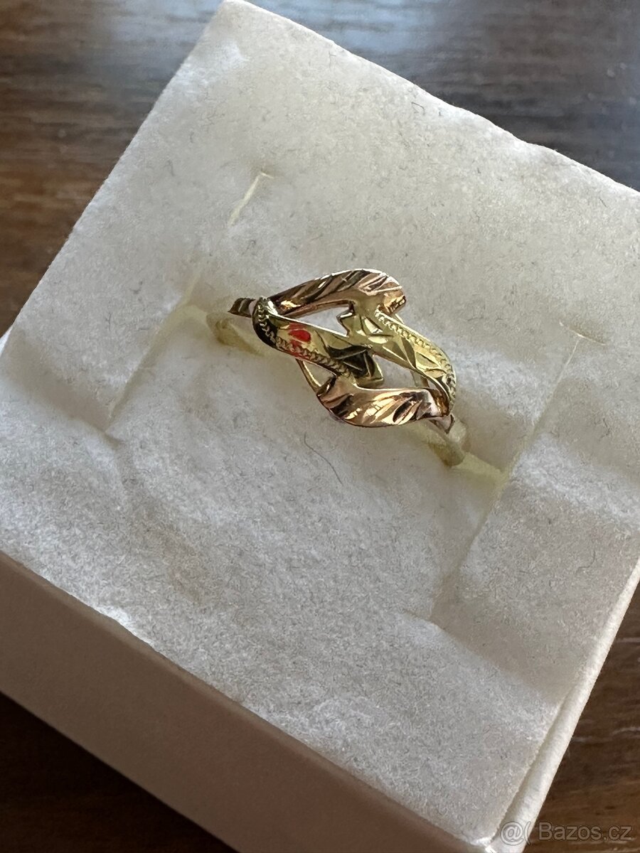 Zlatý dámský prstýnek - 3