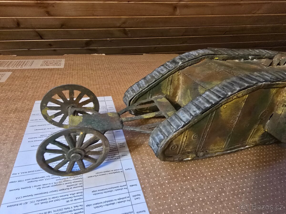 Krasna stará kovová hračka tank - 3