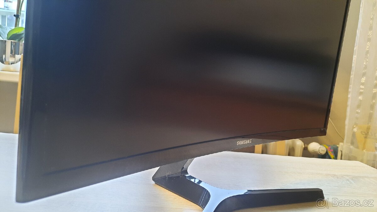Prohnutý LCD monitor Samsung 24", Full HD 1920×1080 - 3