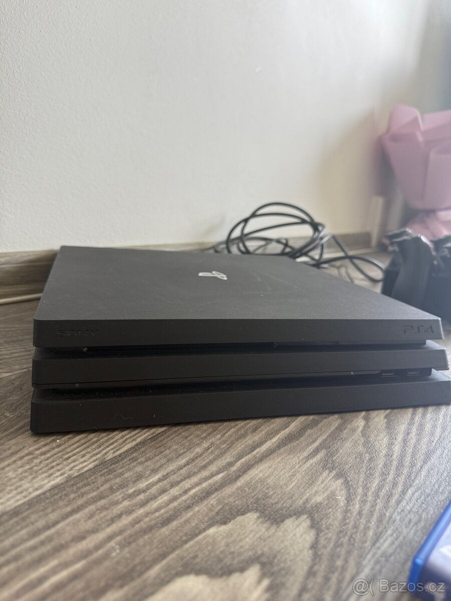 Ps4 pro 1TB + 3hry, 2 ovladače + Nabíjecí stojan - 3