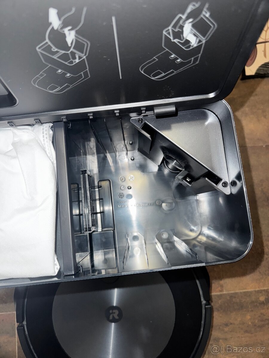 ZÁNOVNÍ robotický vysavač iRobot Roomba j7+ - 3