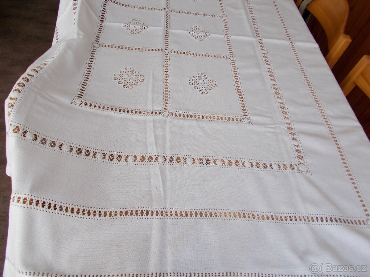 Ručně vyšívaný lněný ubrus - 3