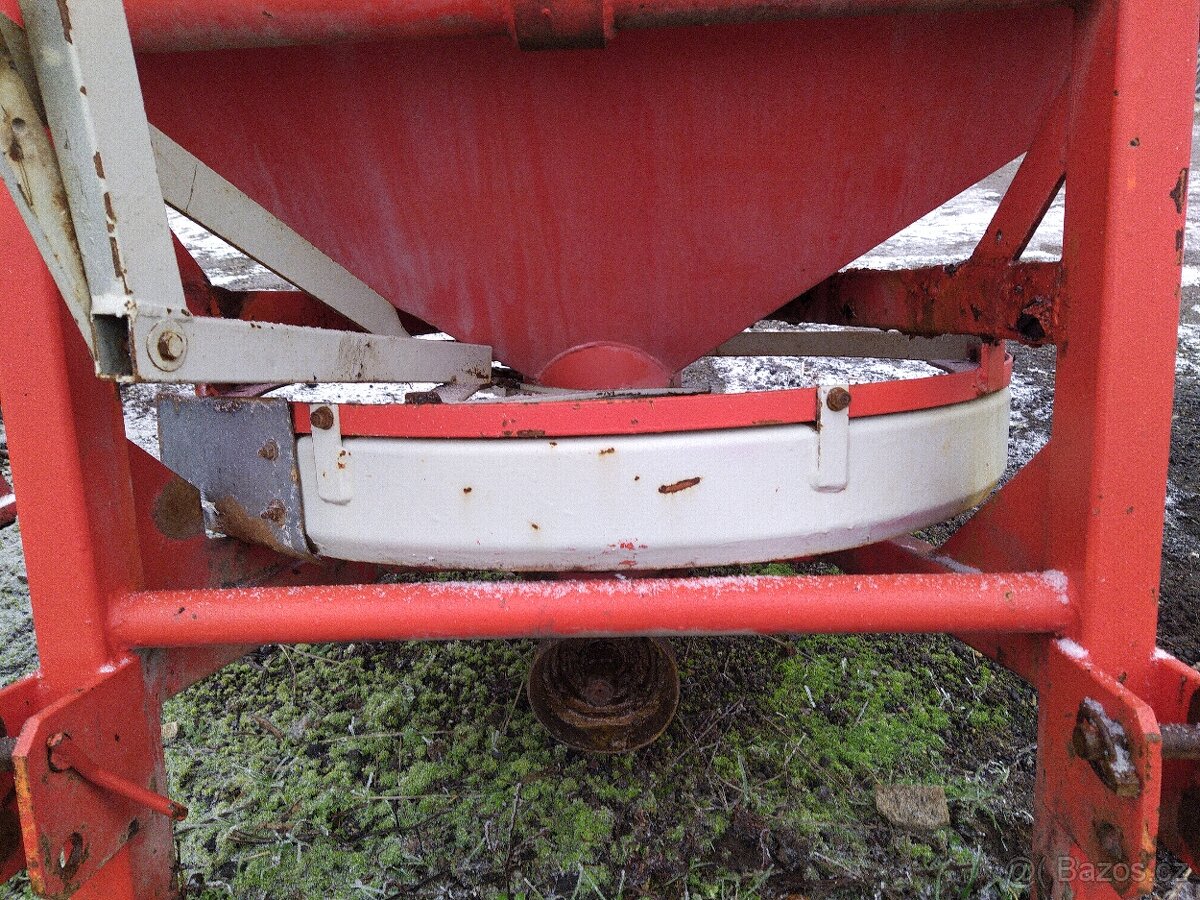 Velké jednotalířové rozmetadlo na 7 q, sklopná násypka - 3