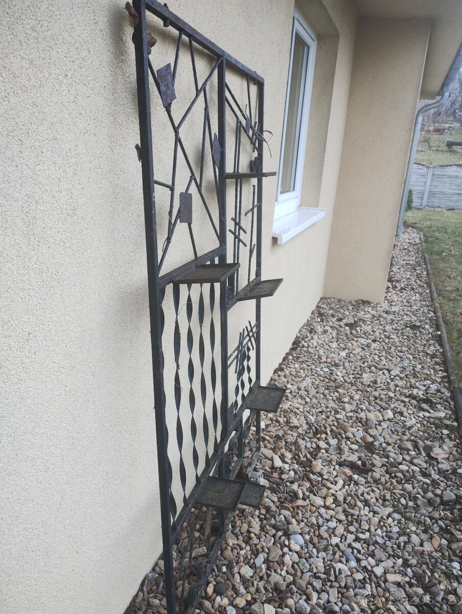 Kovový stojan na kytky - 3