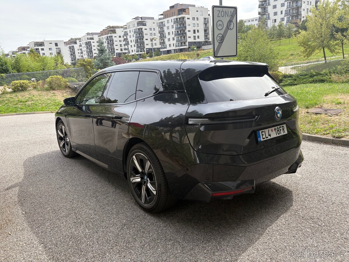 BMW iX xDrive40 71 kWh TOPSTAV - 3