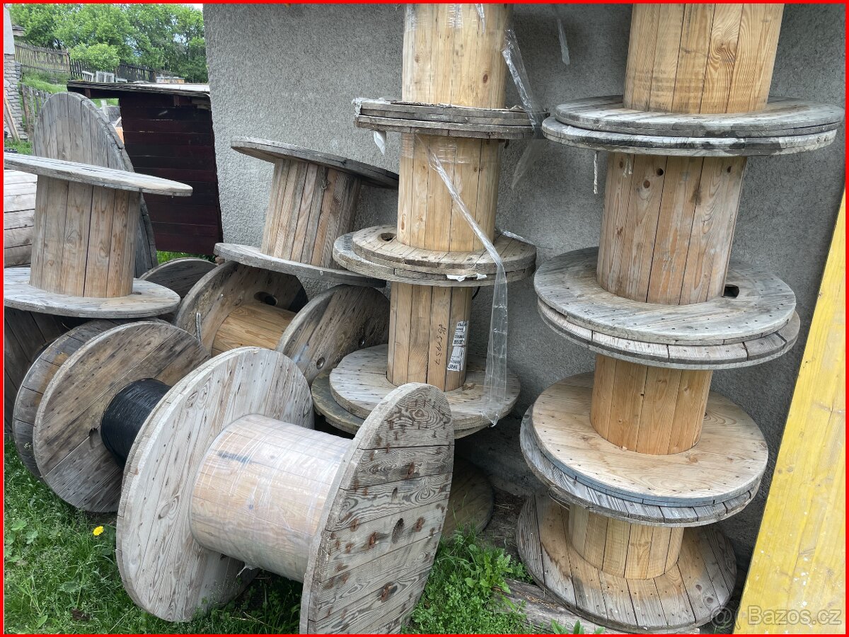 prázdné dřevěné kabelové cívky - 3
