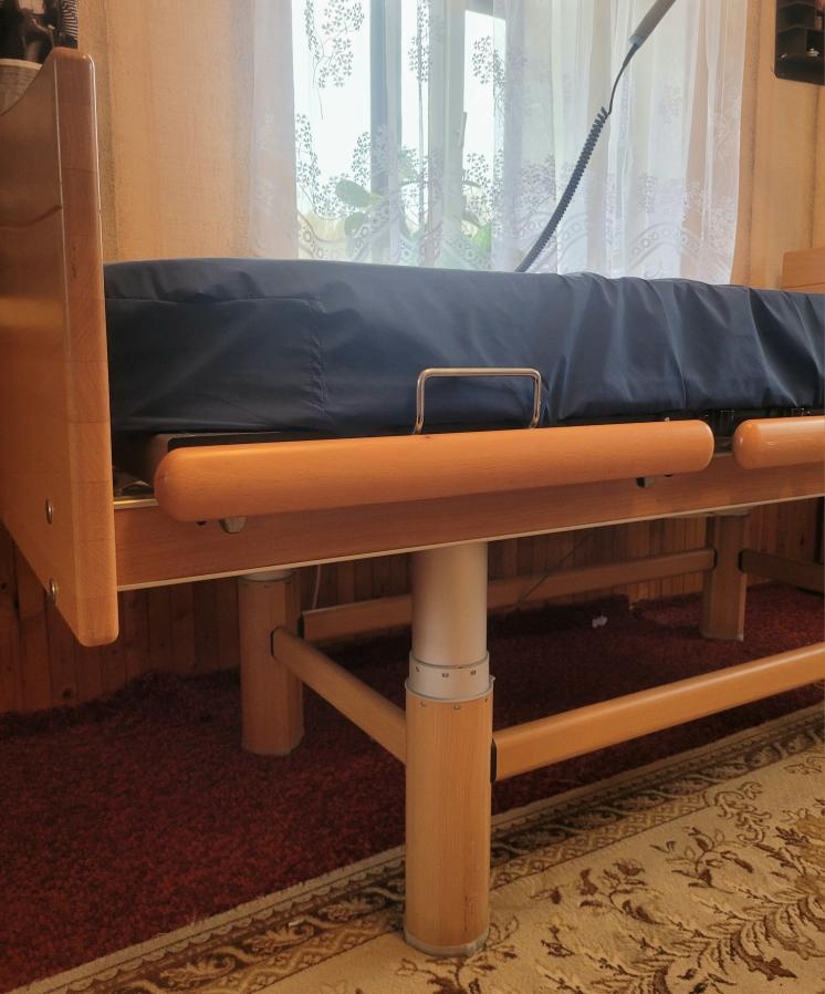 Polohovací postel VÖLKER + matrace + 2x stolek - 3