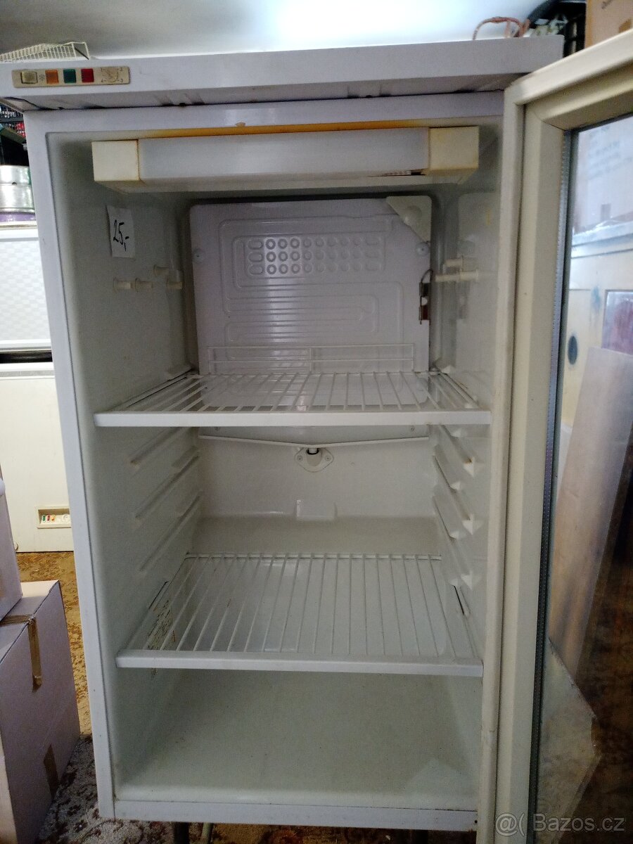 PROSKLENÁ LEDNICE-CHLADÍCÍ VITRÍNA - 3