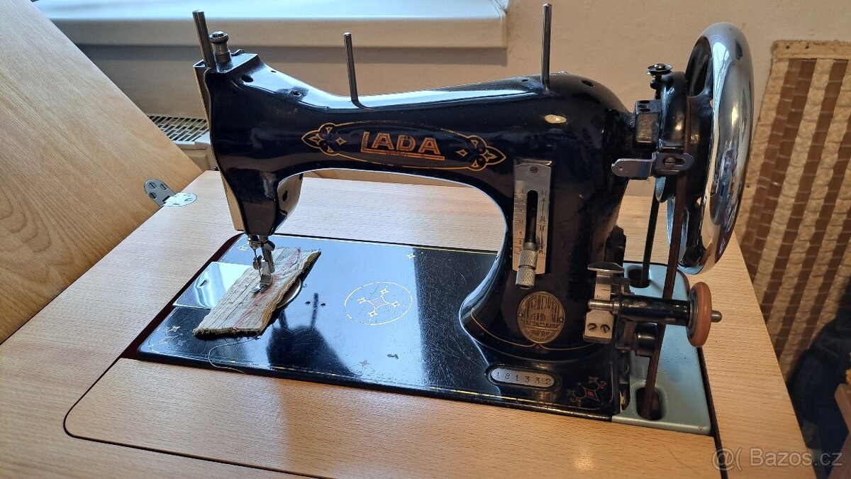 Šicí stroj zn. Lada - 3