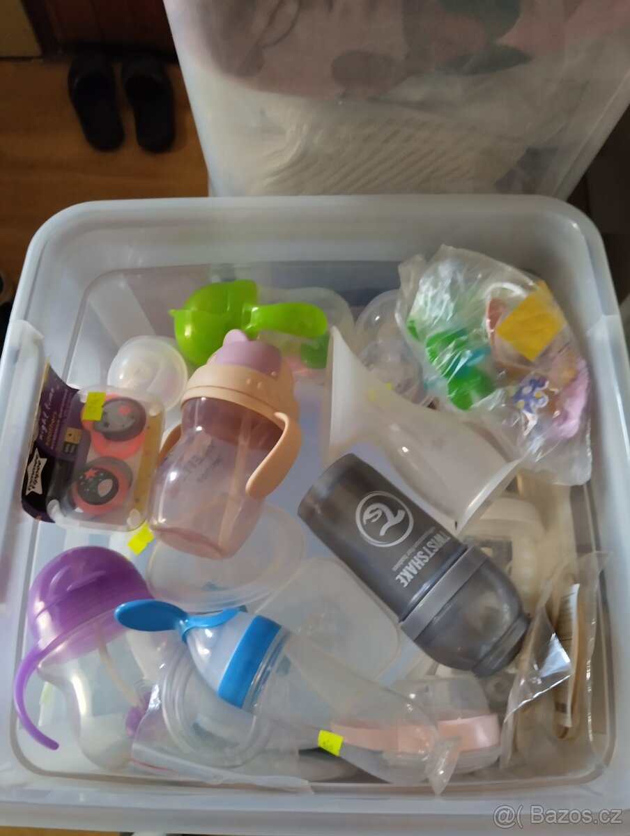 Hromada oblečení pro děti - 3