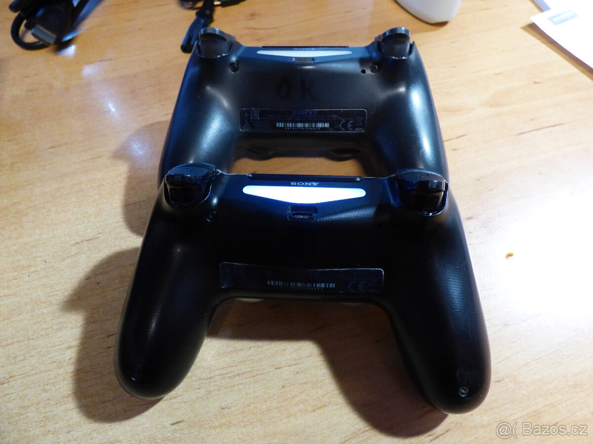 PlayStation 4 se dvěma ovladači - 3