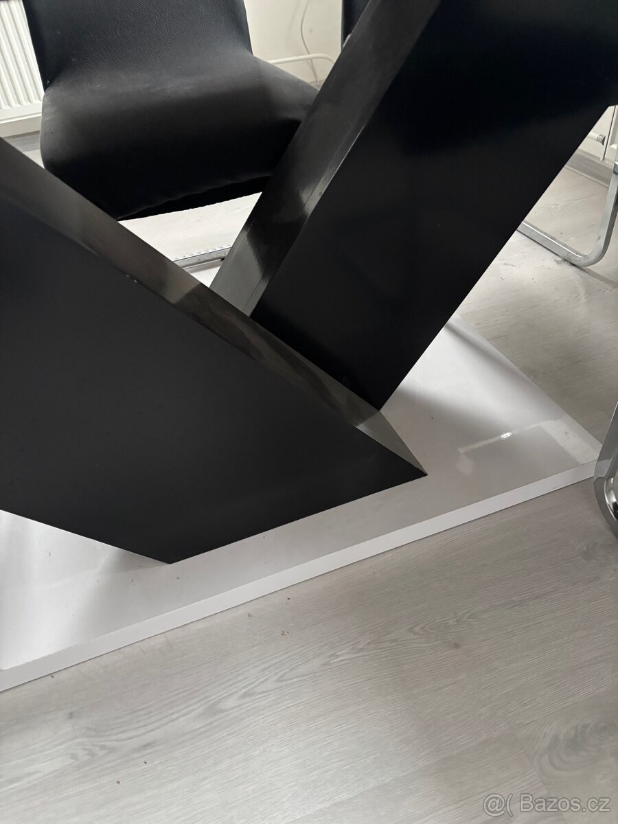 Prodám velký jídelní stůl - 3
