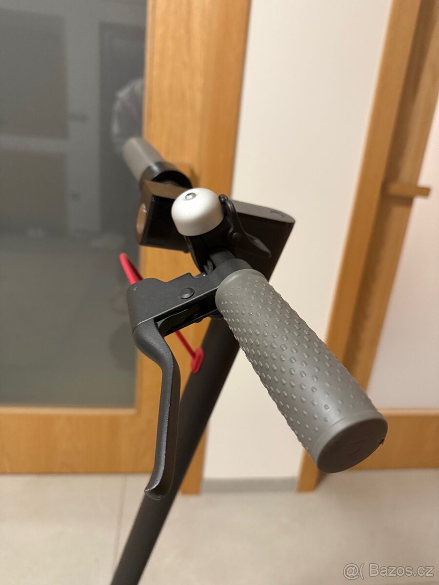 Červeno černá Elektronická koloběžka Xiaomi - 3