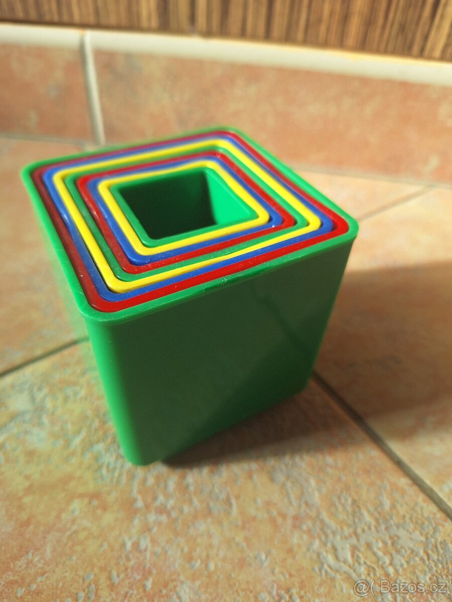 Plastové kostky, pyramida a dřevěné puzzle - 3