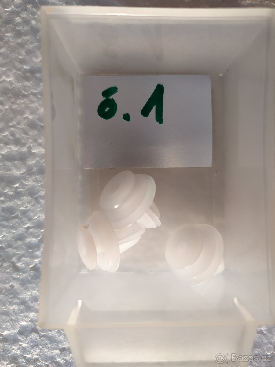 Plastové příchytky do auta - 3