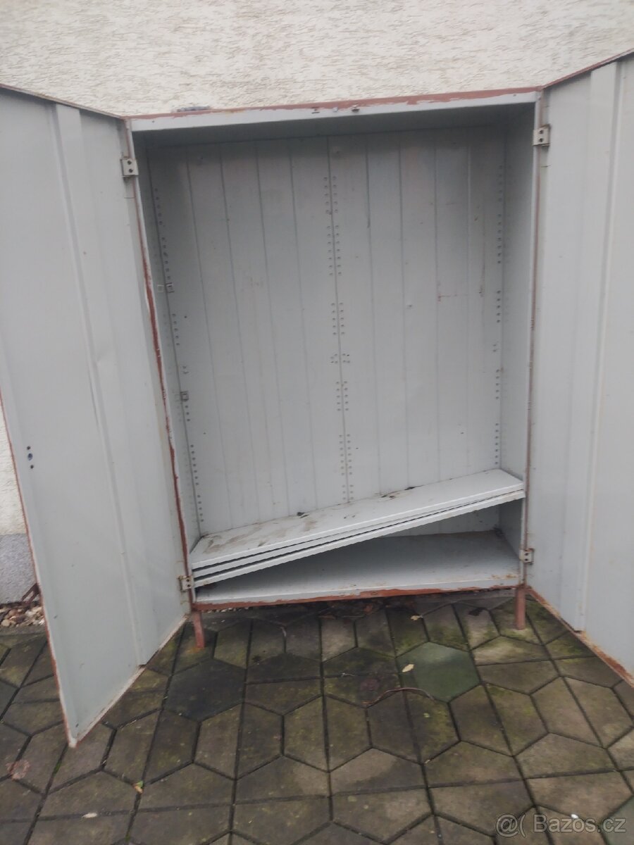 Plechová uzamykatelná skříň - 3