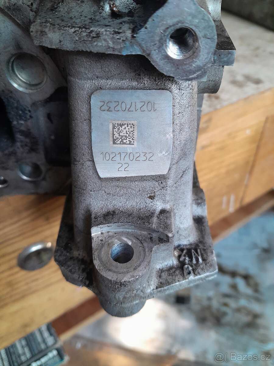 Mercedes 200D hlava motoru - 3