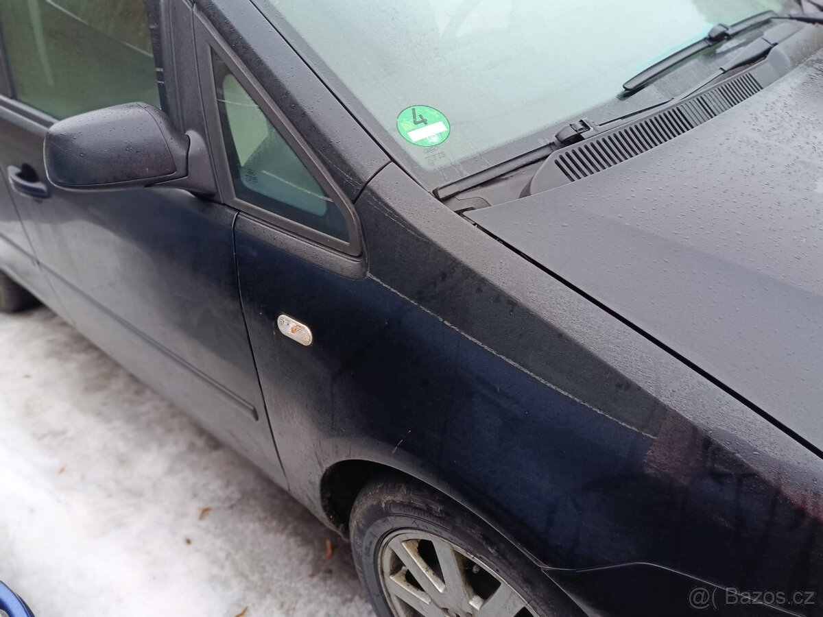 Prodám pojízdný Ford na náhradní díly - 3