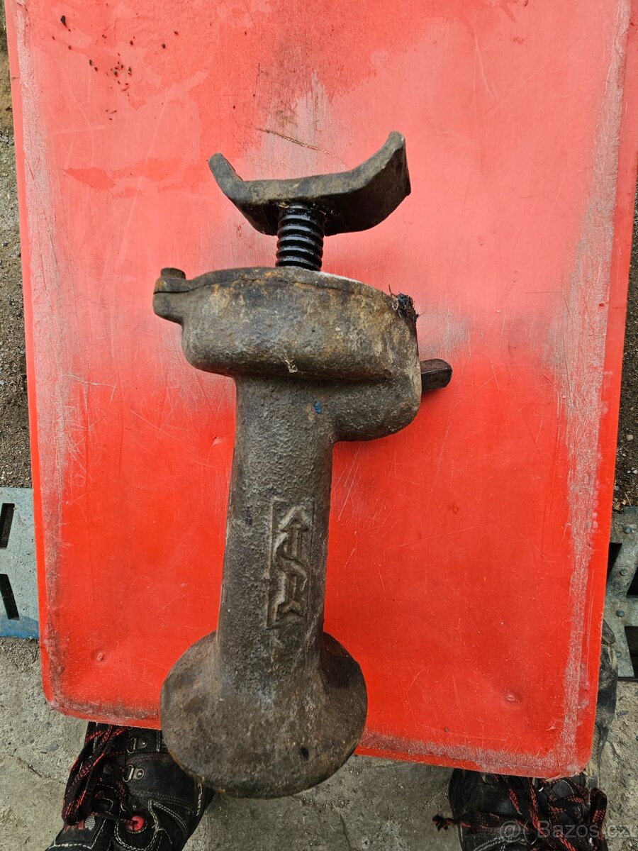 Zvedák a mazací lis - 3