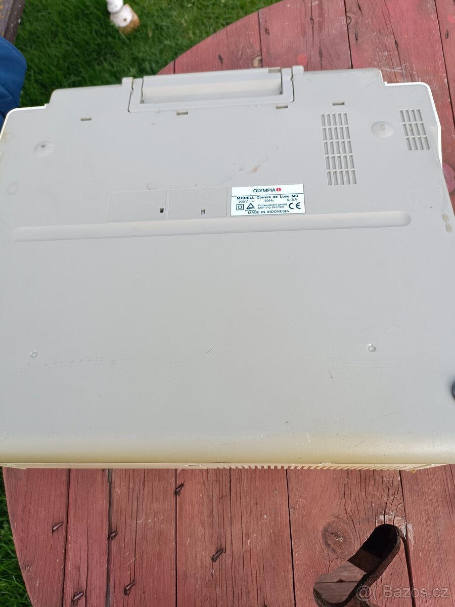 Starý elektrický psací stroj - 3