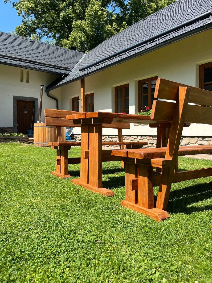 Masivní stůl s lavicemi - 3
