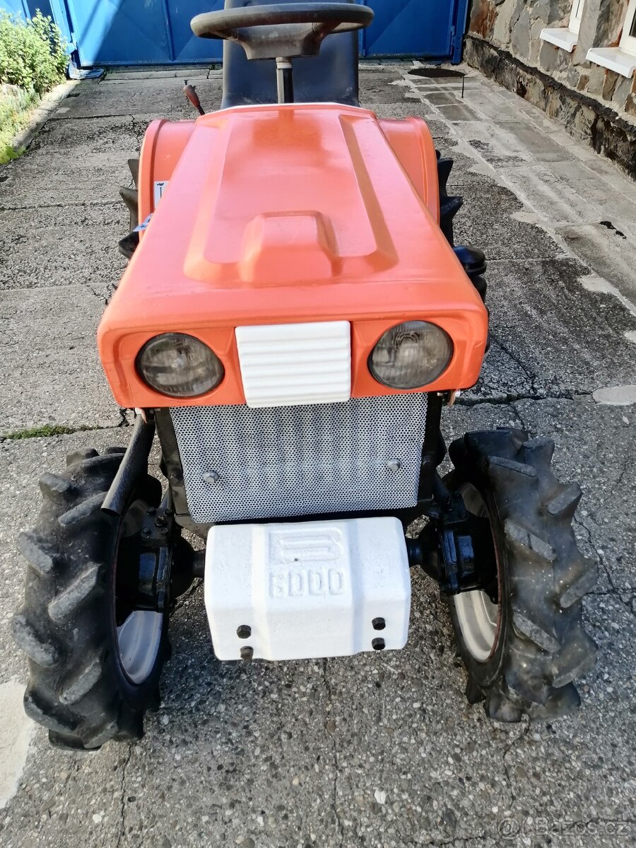 Prodám KUBOTA B 6000 - nový motor. Včetně rotavatoru. . - 3