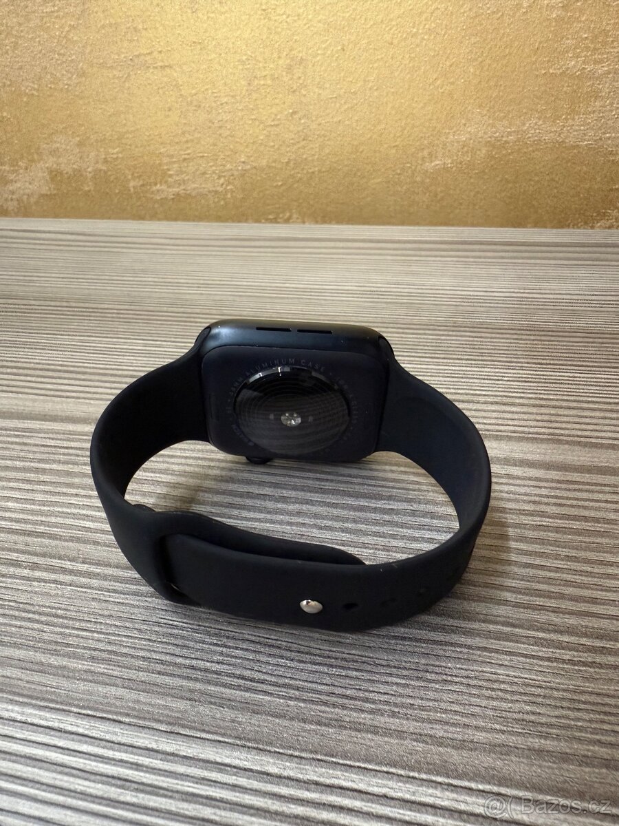 Apple Watch SE 2022 44mm černé, pěkný stav - 3