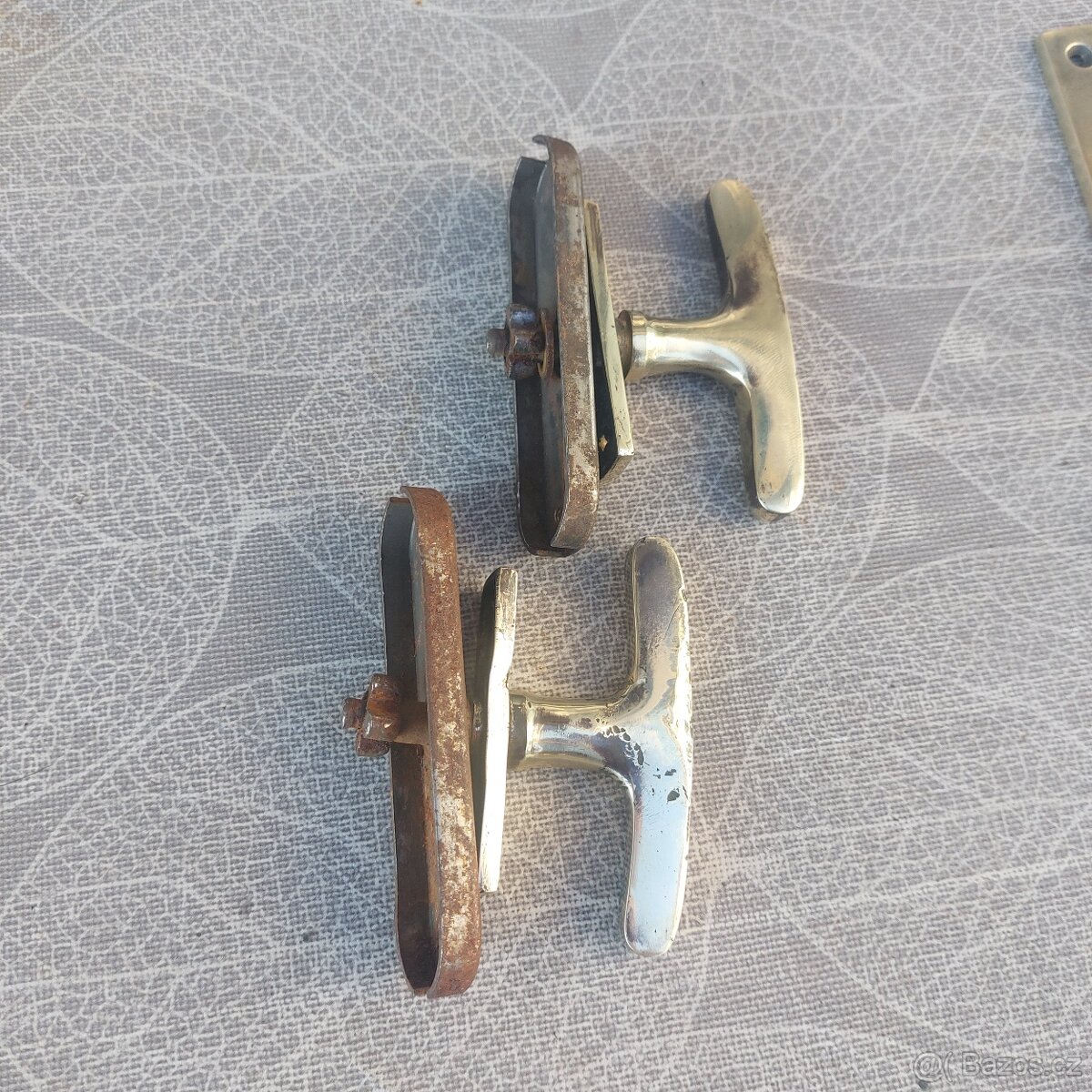 Staré mosazné kličky k oknům. - 3