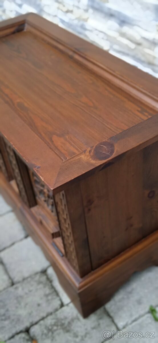 Dřevěná vyřezávaná truhla - 3