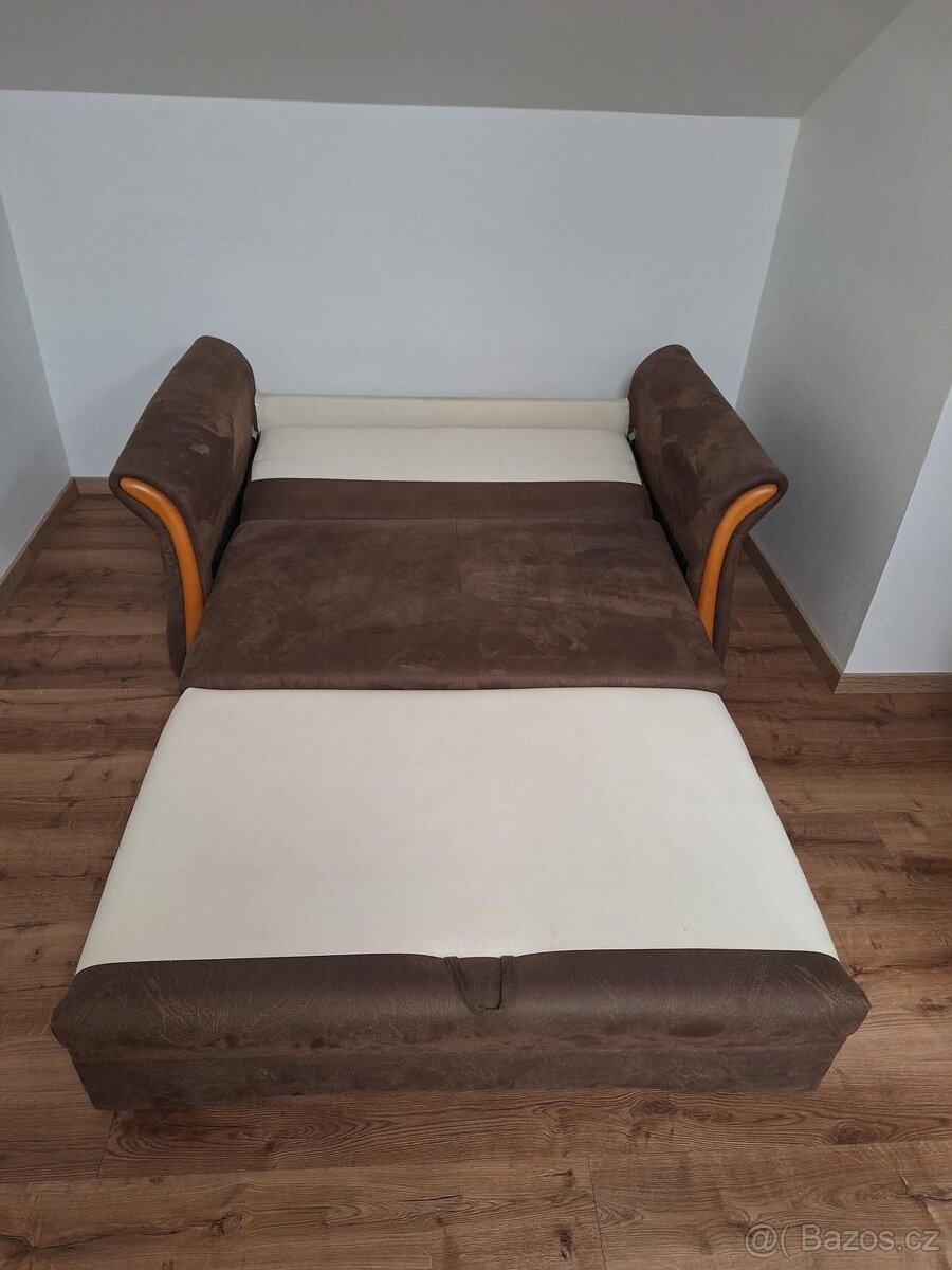 Malý hnědý gauč. rozkládací - 3