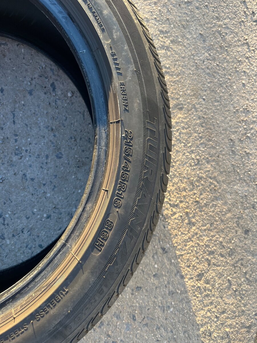Pneu 215/45/16 - 3