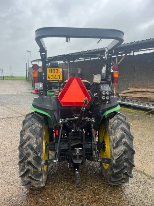 Traktor John Deere 3038E - 3