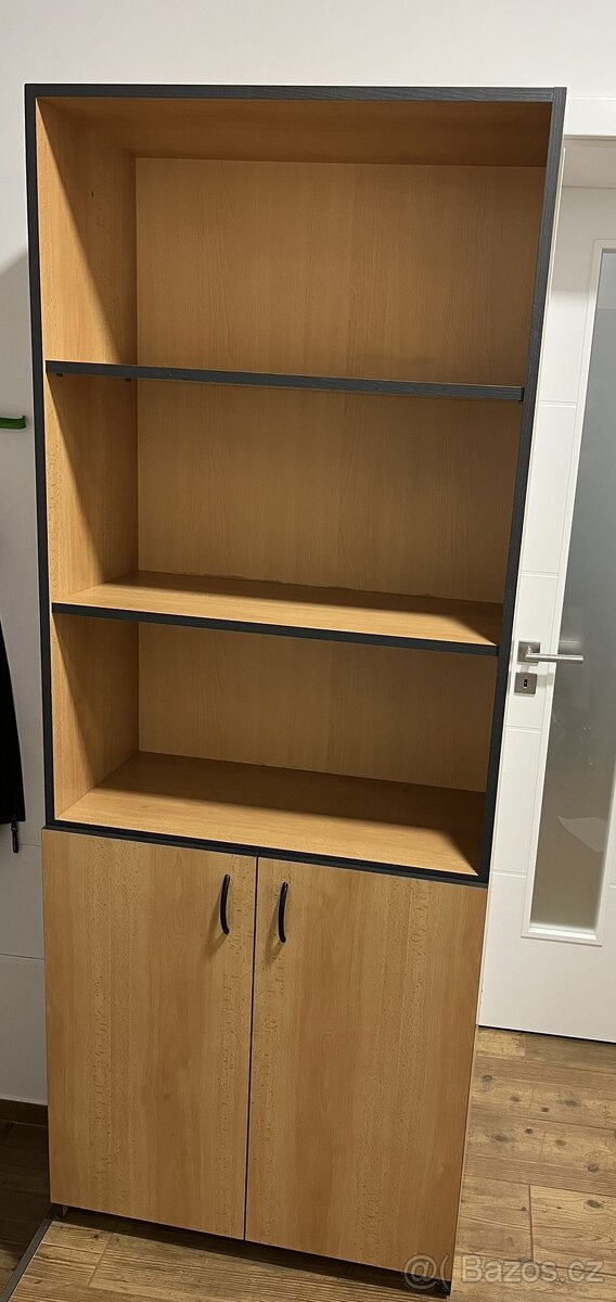 Skříň s policemi - 3