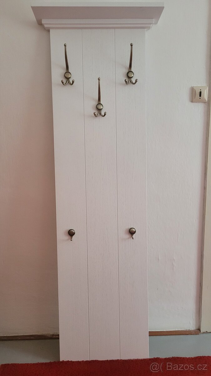 Věšák - 3